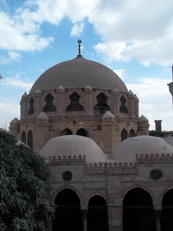 تفنن المعماريون المسلمون في بناء القباب فمنها القبة المستديرة و المضلعة و المؤلفة من دور واحد أو أكثر
